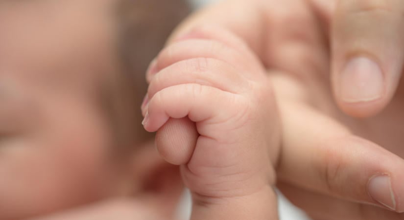 Nem mindennapi méretekkel jött világra egy kisfiú a komáromi kórházban
