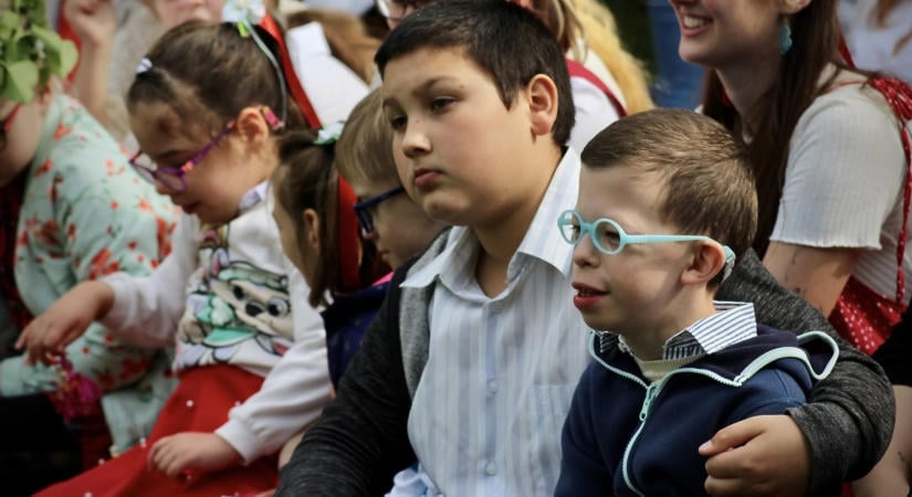 Jurtával, egy misztikus térrel segítenék az SNI-s gyerekeket Pécsett