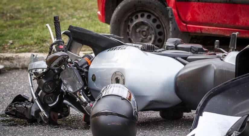 Teherautóval ütközött a motoros a 7-es főúton