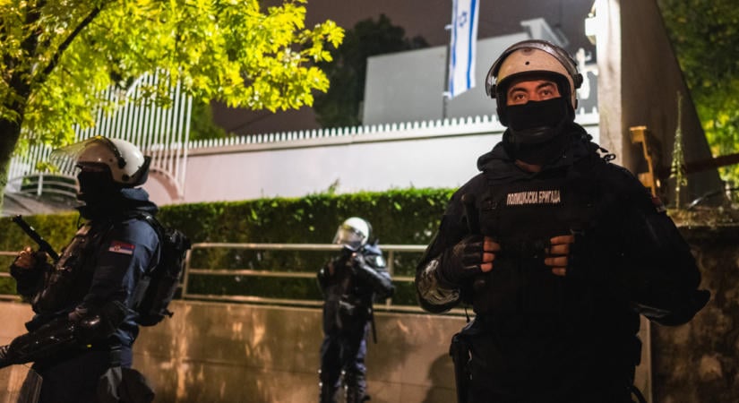 Terrortámadás történt Izrael belgrádi nagykövetségénél, a feltehetően kiskorú elkövetőt lelőtték