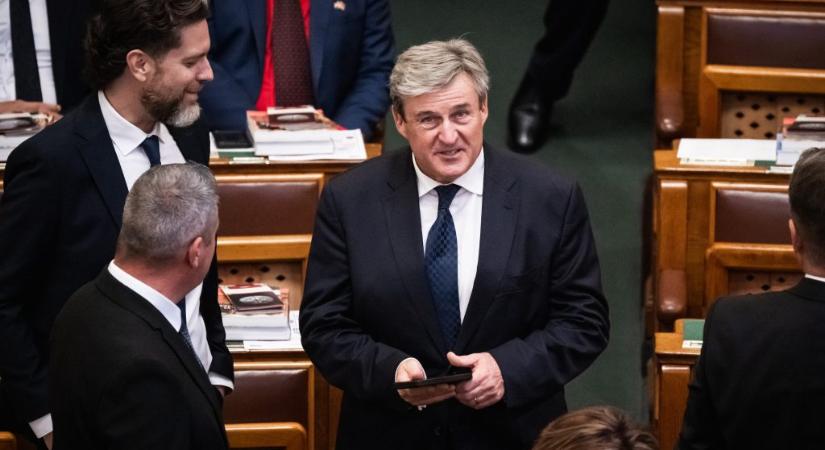 Tiborcz szállodája, Szíjj László afrikai hídépítése, bedőlt egyiptomi vasútfejlesztés Kapitány István tárcájának friss feljelentései között