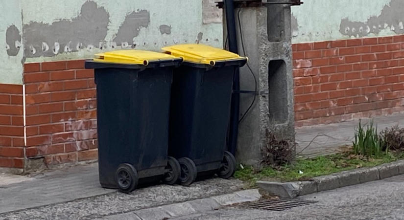 Az embertelen meleg miatt elmaradt a szemétszállítás – díjmentesen viszik el a plusz zsákokat a háztartásoktól