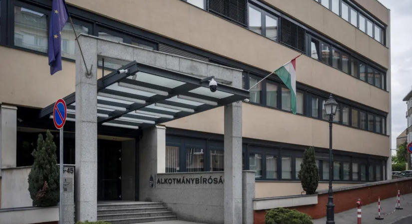 Az alaptörvény-módosítások elleni beadványokról tárgyal ma az Alkotmánybíróság