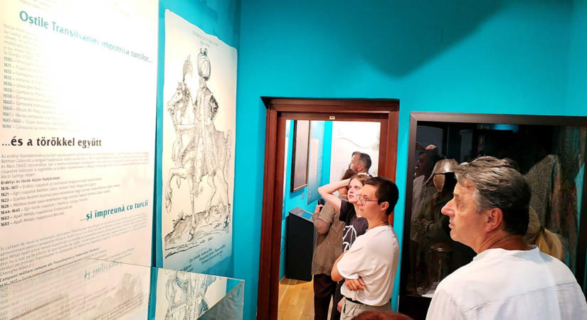 A Félhold árnyékában: új időszaki kiállítás nyílt a Csíki Székely Múzeumban