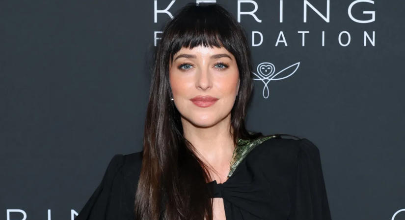 Melltartó nélkül villantott a színésznő: ellopta a show-t Dakota Johnson - galéria