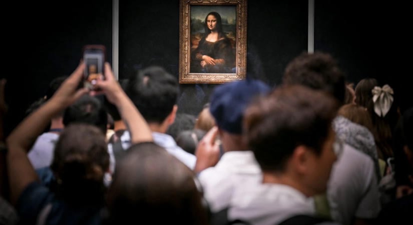 A Mona Lisa mellé ragasztotta két látogató a saját festményét