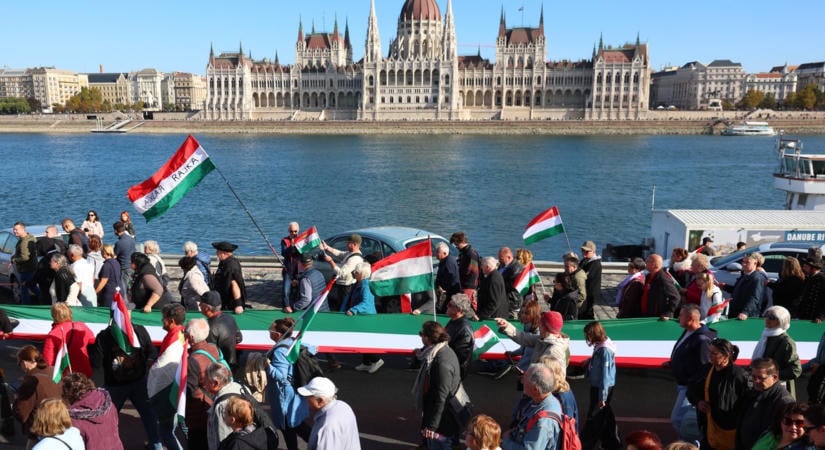 Ütötték és inzultálták az újságírókat a Fidesz zászlómenetén: eljárást indított a rendőrség!
