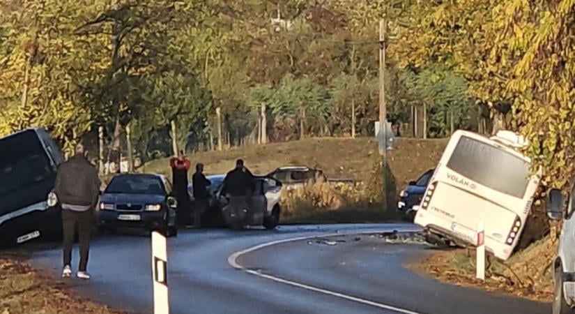 Súlyos tömegszerencsétlenség Szederkénynél: frontálisan ütközött egy busz és egy autó, mentőhelikopter a helyszínen!