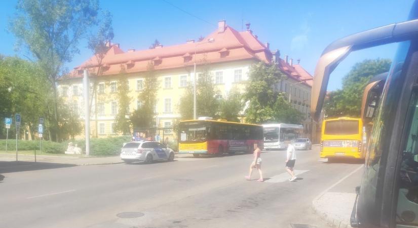Hangos volt a reggel a nagybuszmegállónál, rendőrök lepték el a környéket