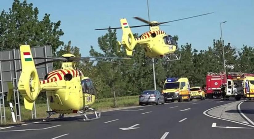Halálos baleset történt Sárvárnál, három mentőhelikopter és nyolc mentőegység ment a helyszínre