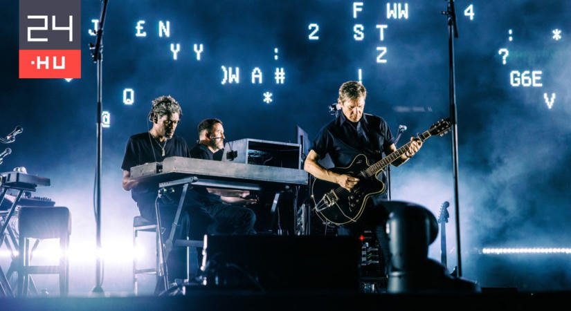 Őrizetbe vették a Massive Attack tagjait Szingapúrban, miután feltartottak egy palesztin zászlót a koncertjükön