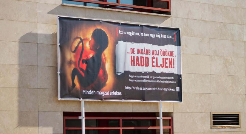 Leszakította a szél az abortuszellenes molinót Csepelen, Borbély Lénárdék visszatették