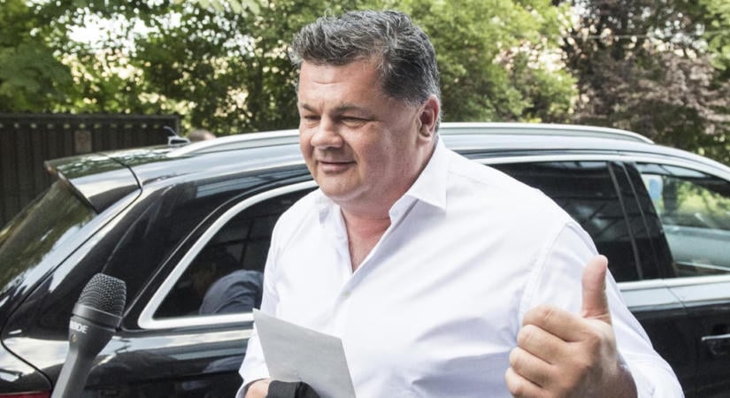 Nyerges Zsolt ugrik be az Mészáros Lőrinc bankjának helyére, de 100 helyett csak 14 mélyszegénységben élő gyereket támogat