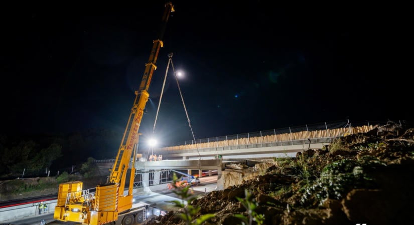 M1-bővítés: bontják a 44 éves hidakat, közben átterelik a forgalmat a már elkészült pályaoldalra