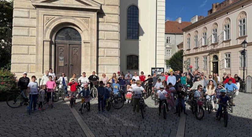Kerékpárral érkeztek az istentiszteletre a soproni diákok