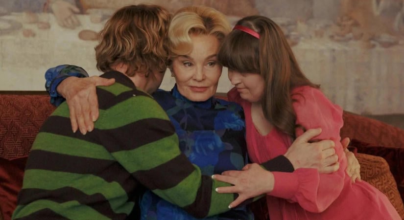 Régi arcok, új formátum: Jessica Lange és Evan Peters mentik meg az American Horror Story 13. évadát
