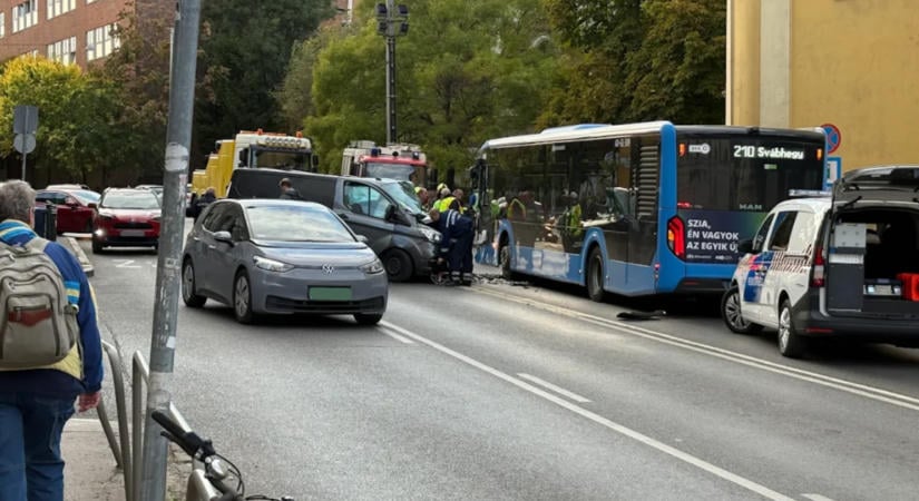Két budapesti kerületben is baleset történt, busz és villamos is karambolozott