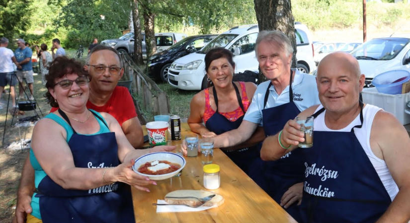 A hagyományos lecsótól a cigány haluskáig – rotyogtak a bográcsok Vorhotán (galéria)
