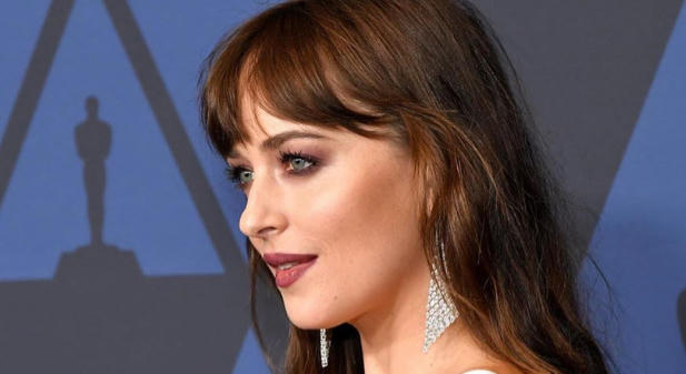 Forró videón, ahogy csókot vált Dakota Johnson és Alexander Skarsgard!
