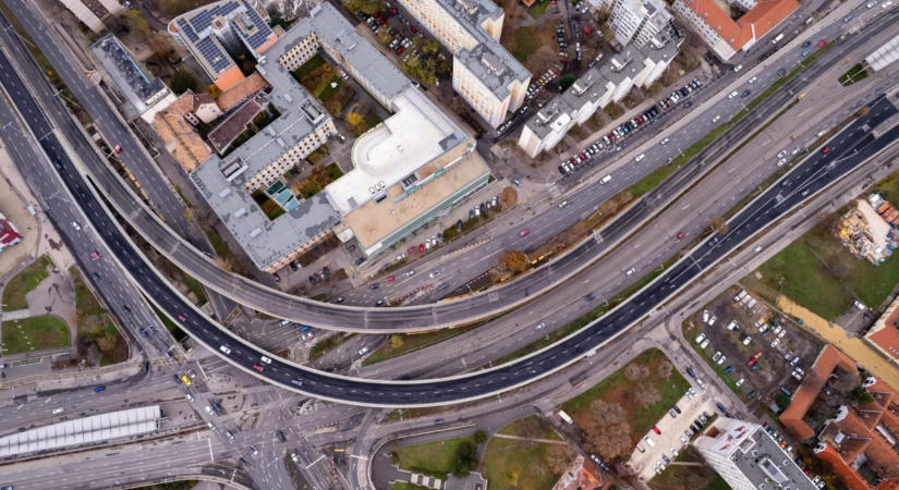 Vasárnap hajnalban újraindul a forgalom a Flórián téri felüljárón