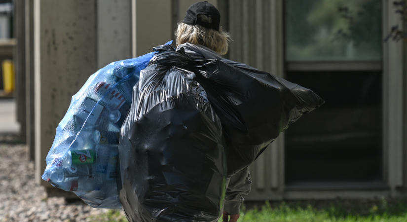 Életveszélyesen fenyegetik az embereket, társasházakba törnek be a gyűjtögetők – rászabadult Budapestre a flakonmaffia