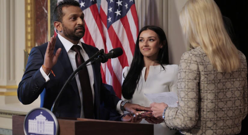 Az FBI-főnök eljegyezte 19 évvel fiatalabb barátnőjét, aki egy country énekes