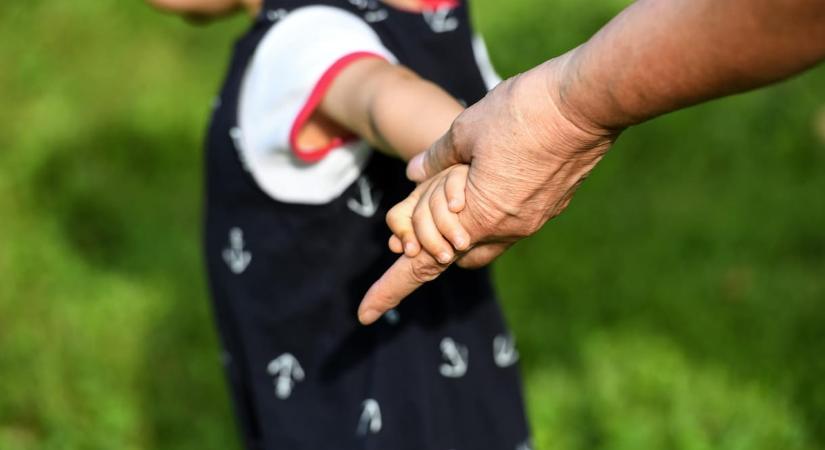 Megvizsgáltak 3000 nagyszülőt, kiderült, az unokázás nagyon jó hatással van rájuk
