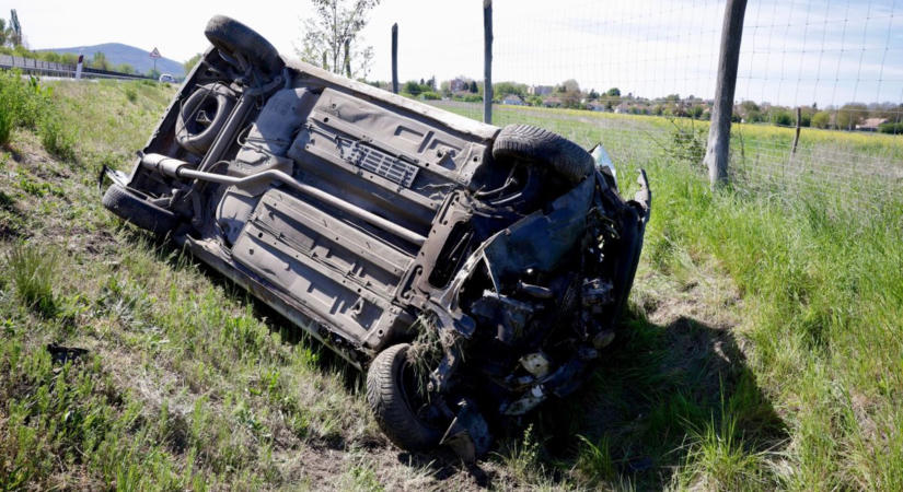 Árokba hajtott egy autó a 61-es főúton, Kaposmérő mellett