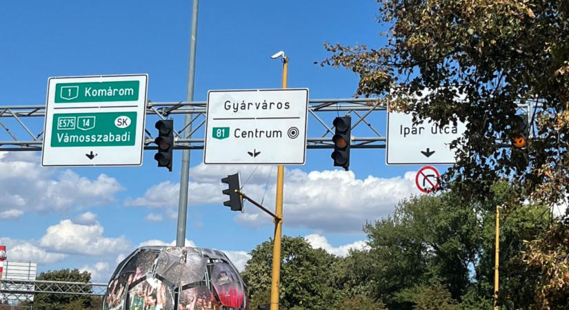Órák óta nem működik a lámpa a forgalmas győri körforgalomban - fotó, videó