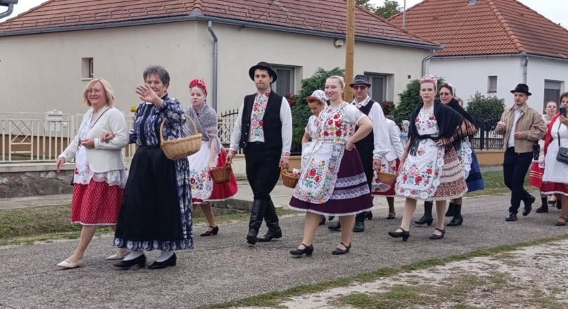 Frissen sült pogácsa, finom bor és fúvószene – ilyen volt a szüret Kaposszekcsőn