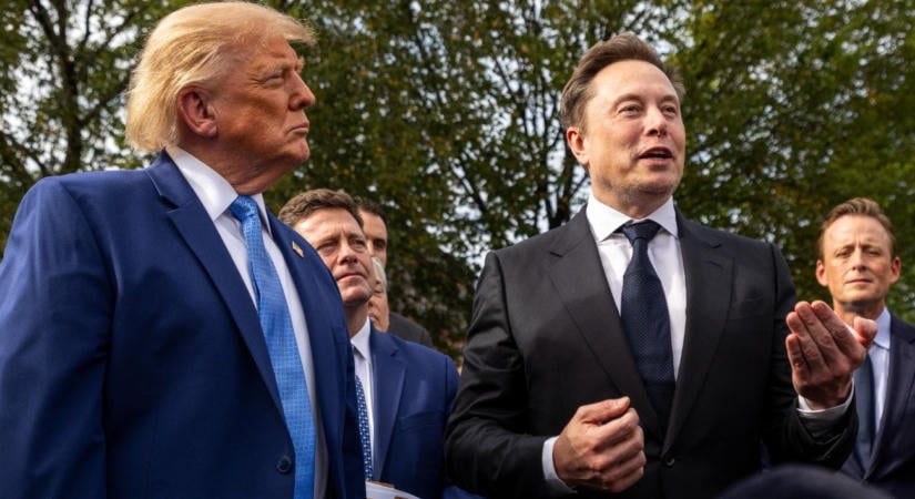 Így repül a rakétahajtóműves Tesla, nézze meg!