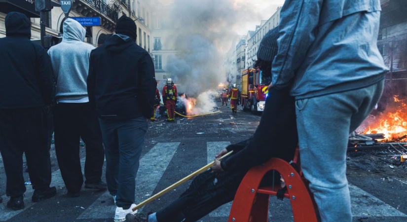A francia zavargások árnyékában kifosztják a játékboltokat: a legértékesebb alkatrészeket szerelik ki számítógépekből