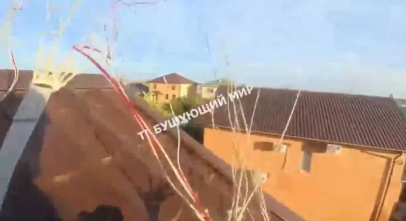 Videón, ahogy egy családi ház tetejére esik egy ejtőernyős!