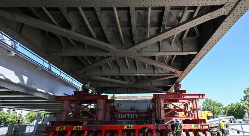 Képeken, ahogy több száz tonna vasat mozgatnak meg a Bartók Béla út felett