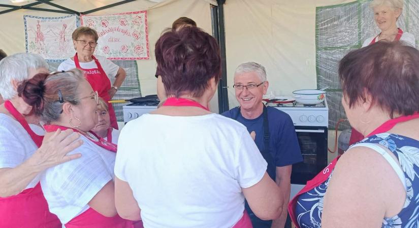 Meglepődtek a látogatók, amikor Gyurcsány Ferenc kente meg a palacsintájukat