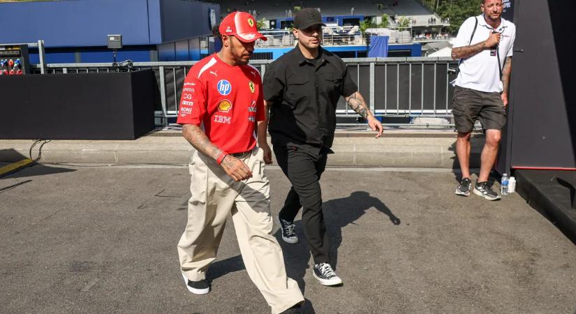 Így érkezett meg Lewis Hamilton Magyarországra – videó