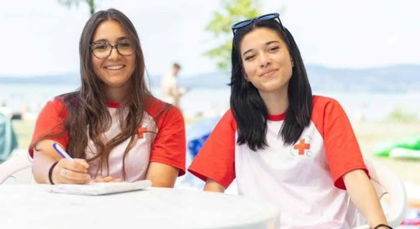 Közel 1200 esetet láttak el a Vöröskereszt fiataljai a balatoni strandokon az idei szezonban