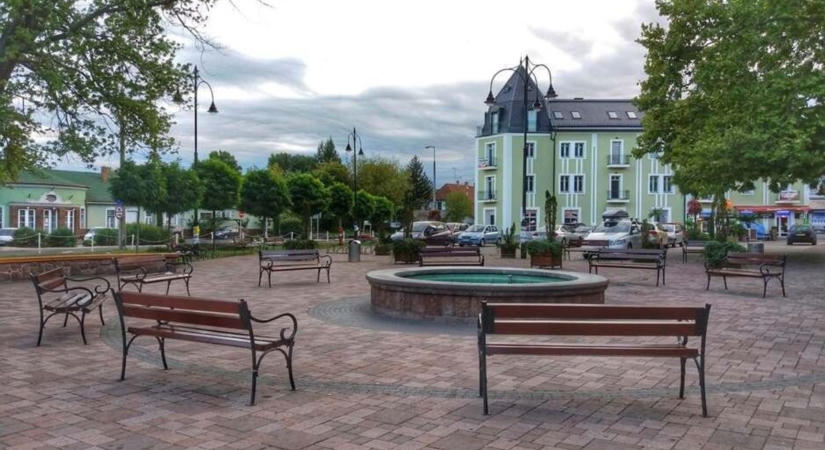 Térfigyelő kamerákat telepítenek a balatoni város központjába, a járókelők megértését kérik