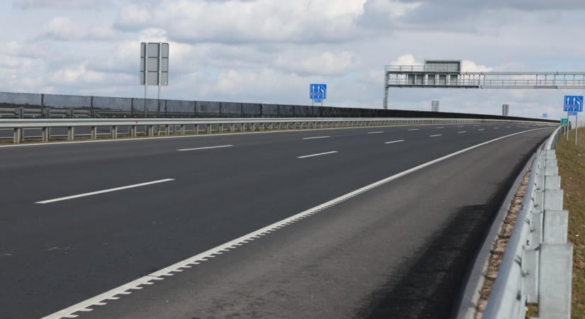 Friss, pár perces! Felborult egy autó az M7-esen: torlódásra kell számítani ezen a szakaszon