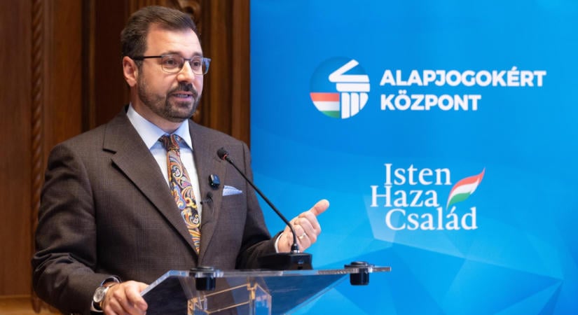 Itt a feljelentés, havi másfél millió forintos fizetésért saját magukat bízták meg jól fizető munkákkal az Alapjogokért Központ vezetői