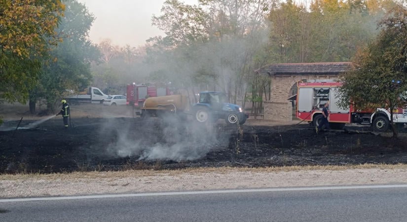 Hatalmas durranás után csaptak fel a lángok – veszélyben volt egy tanya az 55-ös főút mellett  fotók, videó