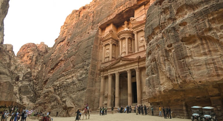 Halálra szeretik a világ legszebb helyeit, menteni kell a turisták elől a látnivalókat