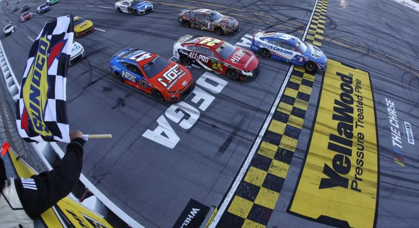 Hatalmas repülések, megannyi dráma – Kyle Larson fél kézzel már foghatja a bajnoki trófeát