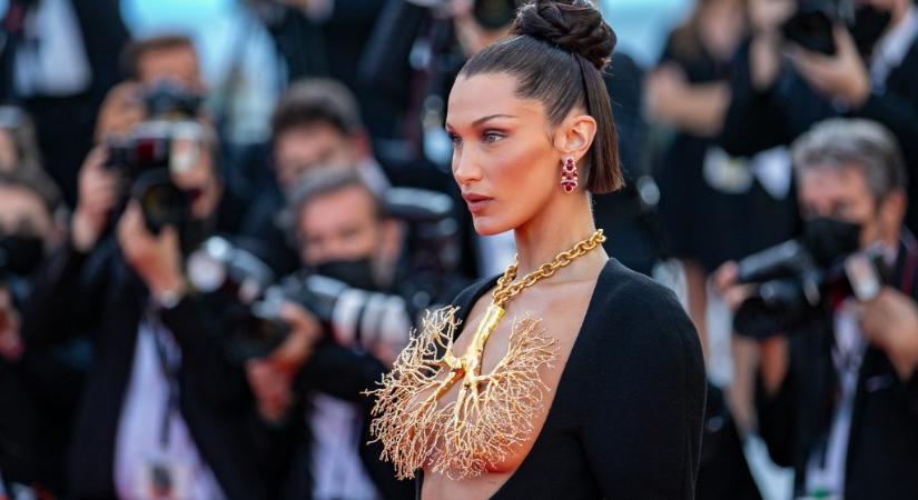 Bella Hadid mélyen dekoltált ruhájától eláll a lélegzetünk