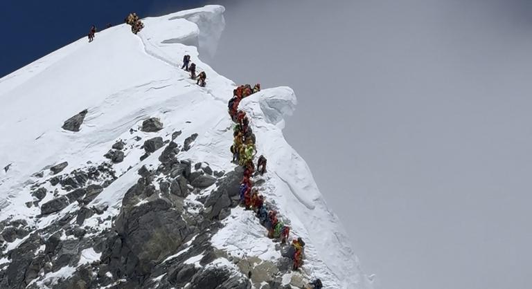 Ezért hozzák le harminc év után a jégbe fagyott hegymászót a Mount Everestről