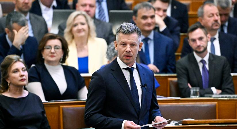 Magyar Péter felszólalásával kezdődik a magyar parlament ülése