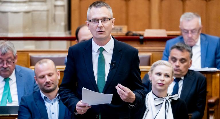 Rétvári Bence szerint a multik egyre jobban, a magyar emberek pedig rosszabbul járnak a Tisza döntéseivel