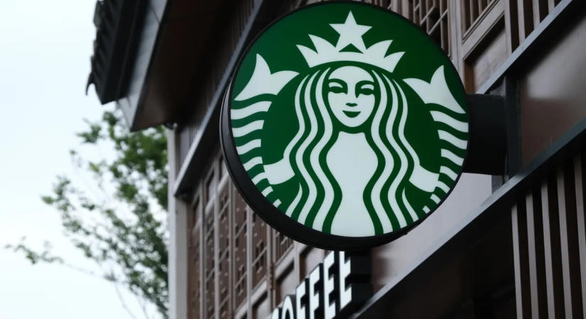 Lerohanta a rendőrség egy Starbucksot, ez áll a háttérben