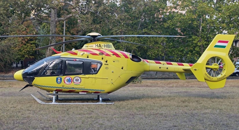 Mentőhelikopter landolt Kiskunhalason, egy kisgyermek sérülhetett meg