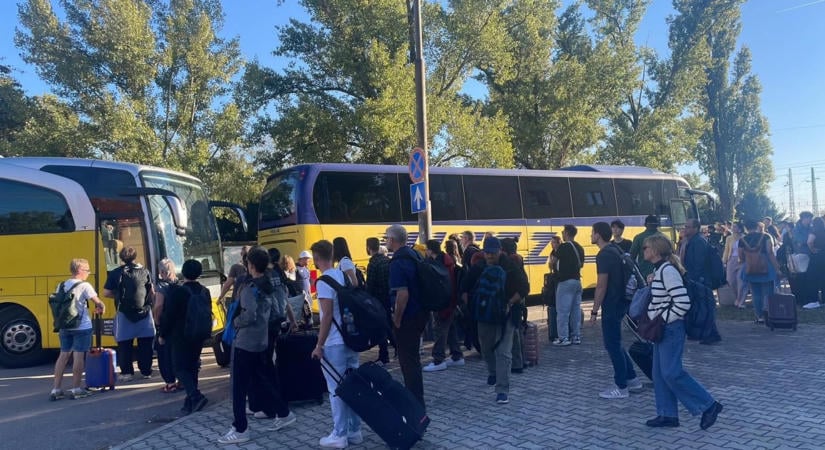 Hegyeshalmi káosz: Befutottak a mentesítő buszok, és a 200 eurós taxis hiénák